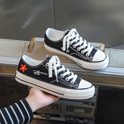 Ikdienas sieviešu kedas ar ziedu izšuvumiem