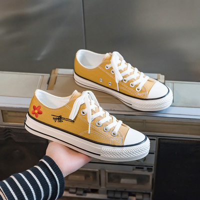 Ikdienas sieviešu kedas ar ziedu izšuvumiem