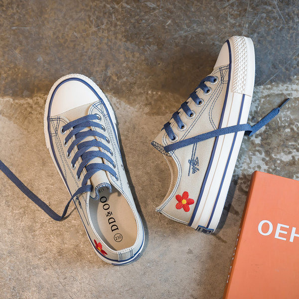 Ikdienas sieviešu kedas ar ziedu izšuvumiem