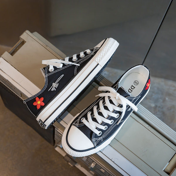 Ikdienas sieviešu kedas ar ziedu izšuvumiem