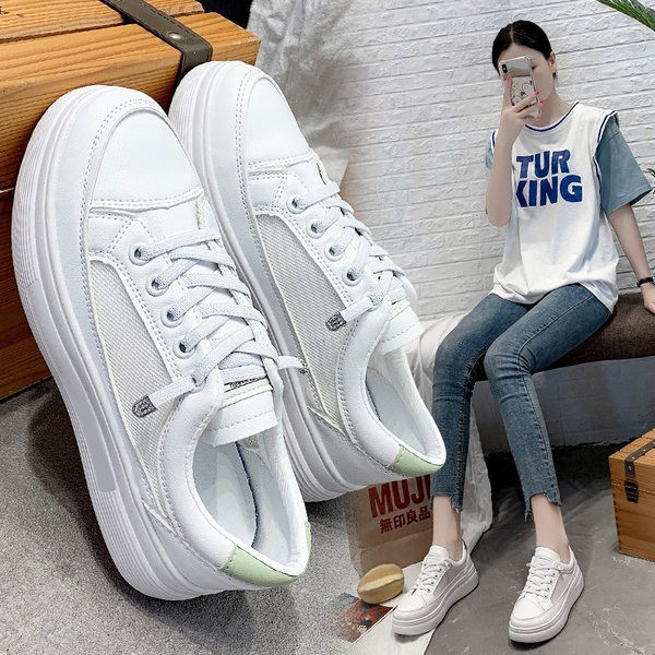 Γυναικεία αθλητικά παπούτσια με κορδόνια σε λευκό χρώμα