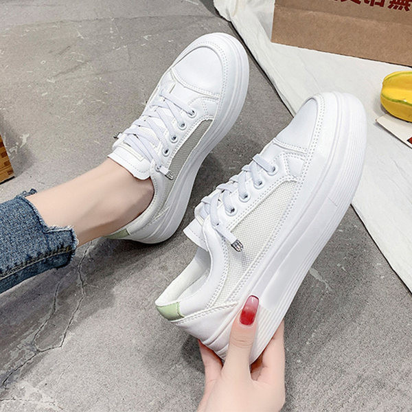 Γυναικεία αθλητικά παπούτσια με κορδόνια σε λευκό χρώμα