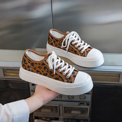 Ikdienas kedas ar plakanām zolēm un šņorēm sievietēm