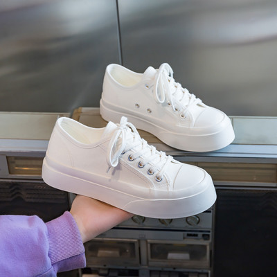 Ikdienas kedas ar plakanām zolēm un šņorēm sievietēm