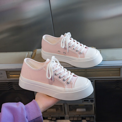 Ikdienas kedas ar plakanām zolēm un šņorēm sievietēm