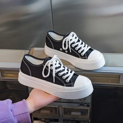 Ikdienas kedas ar plakanām zolēm un šņorēm sievietēm