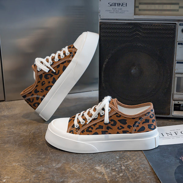 Ikdienas kedas ar plakanām zolēm un šņorēm sievietēm