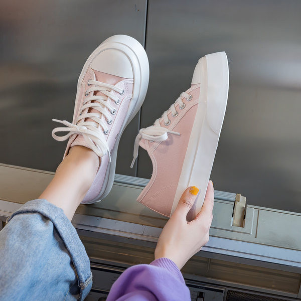 Ikdienas kedas ar plakanām zolēm un šņorēm sievietēm