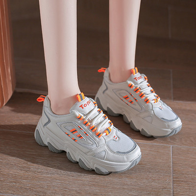 Valge ja beeži värvi krobelise tallaga naiste tossud