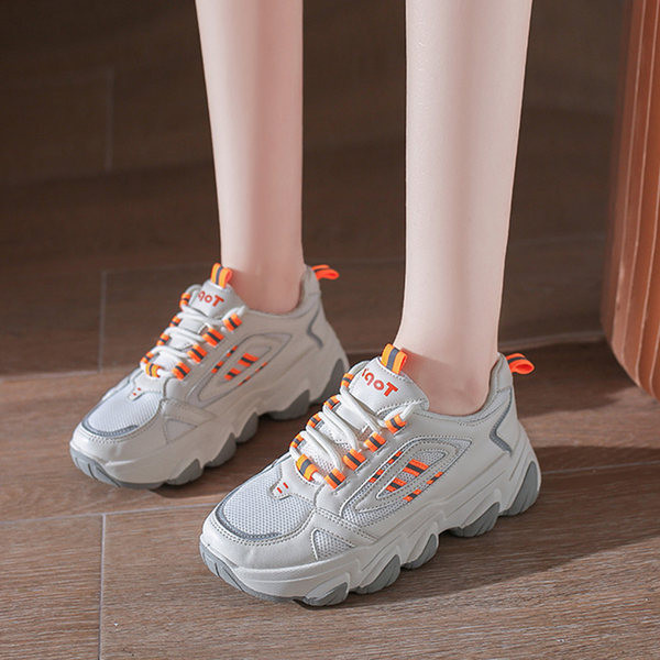 Valge ja beeži värvi krobelise tallaga naiste tossud