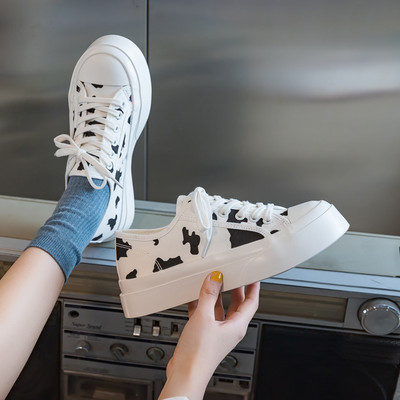 Sieviešu kedas no tekstila ar mežģīnēm un plakanām zolēm