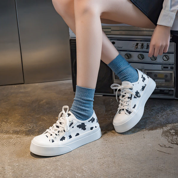 Sieviešu kedas no tekstila ar mežģīnēm un plakanām zolēm