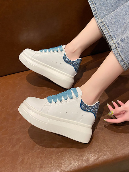 Sieviešu ādas kedas ar 5 cm platformu un spīdīgām daļiņām