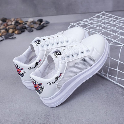 Modernas sieviešu kedas ar izšuvumu un sietu - baltā krāsā