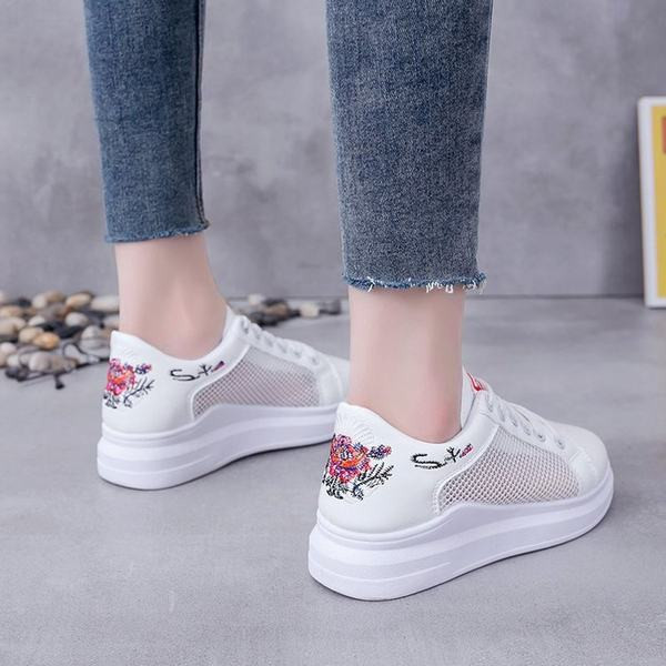 Modernas sieviešu kedas ar izšuvumu un sietu - baltā krāsā