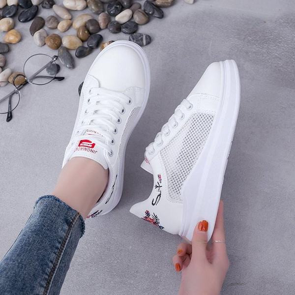 Modernas sieviešu kedas ar izšuvumu un sietu - baltā krāsā