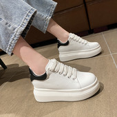 Elpojošas sieviešu ādas kedas ar 5 cm plakanu zoli