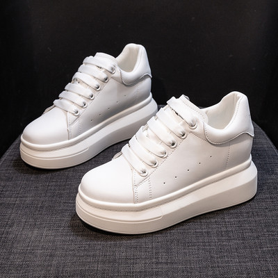 Elpojošas sieviešu ādas kedas ar 5 cm plakanu zoli