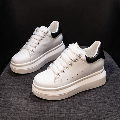 Elpojošas sieviešu ādas kedas ar 5 cm plakanu zoli