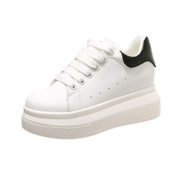 Elpojošas sieviešu ādas kedas ar 5 cm plakanu zoli