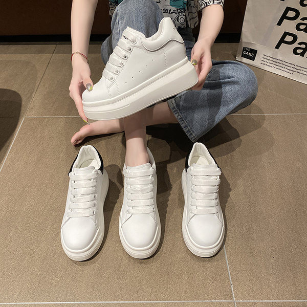 Elpojošas sieviešu ādas kedas ar 5 cm plakanu zoli