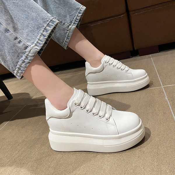 Elpojošas sieviešu ādas kedas ar 5 cm plakanu zoli