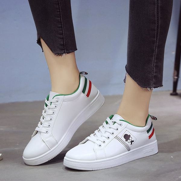 Modernas sieviešu kedas no mākslīgās ādas ar plakanu zoli