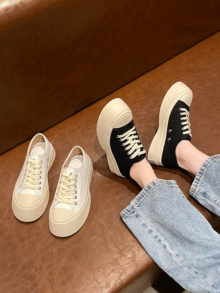 Naiste vabaaja paeltega lõuendist tossud