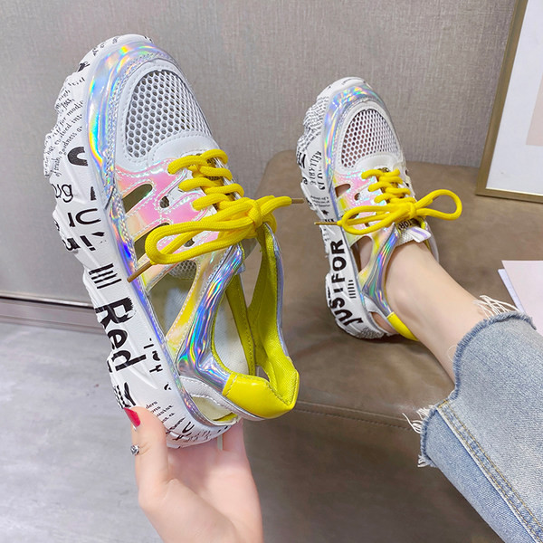 Μοντέρνα καλοκαιρινά αθλητικά παπούτσια με ύφασμα 