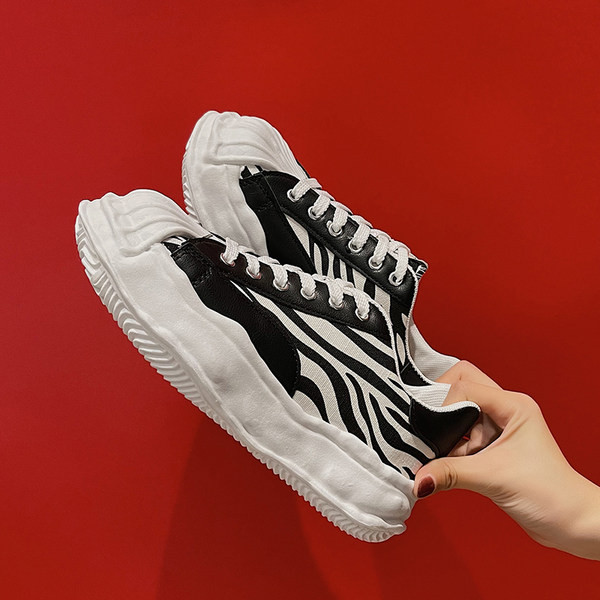 Modernas sieviešu kedas ar apdruku un mežģīnēm divās krāsās