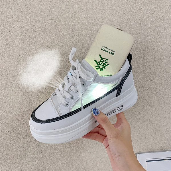 Mūsdienīgas kedas no tīklveida auduma un slēptas platformas