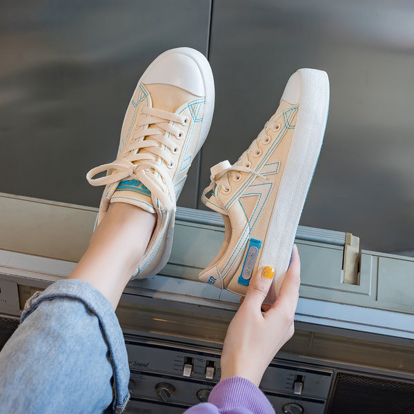 Γυναικεία casual αθλητικά παπούτσια με υφασμάτινη επιγραφή