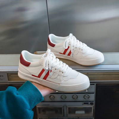 Naiste tossud sildi ja lameda tallaga