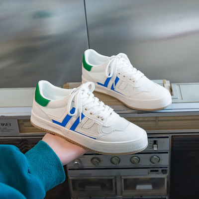 Naiste tossud sildi ja lameda tallaga