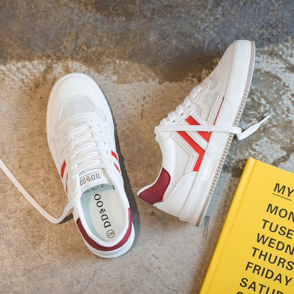 Naiste tossud sildi ja lameda tallaga