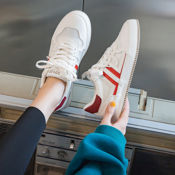 Naiste tossud sildi ja lameda tallaga