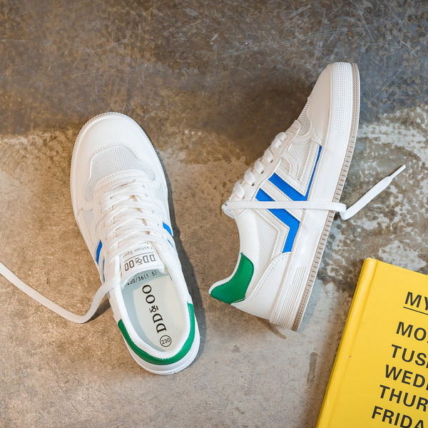 Naiste tossud sildi ja lameda tallaga