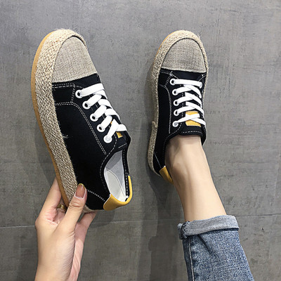 Sieviešu kedas ar mežģīnēm trīs krāsās un plakanu zoli