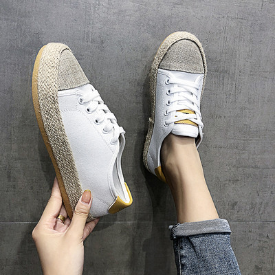 Sieviešu kedas ar mežģīnēm trīs krāsās un plakanu zoli