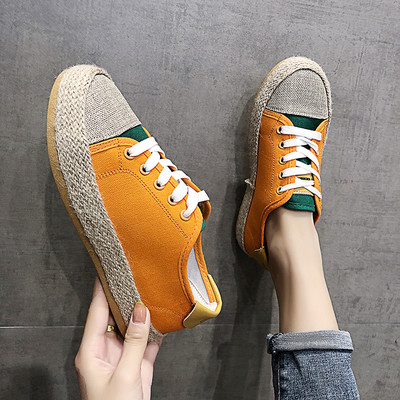 Sieviešu kedas ar mežģīnēm trīs krāsās un plakanu zoli