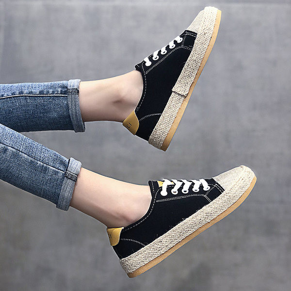 Sieviešu kedas ar mežģīnēm trīs krāsās un plakanu zoli