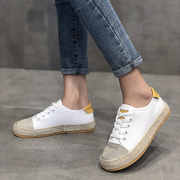 Sieviešu kedas ar mežģīnēm trīs krāsās un plakanu zoli