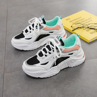 Ikdienas kedas ar raupju zoli un uzrakstu