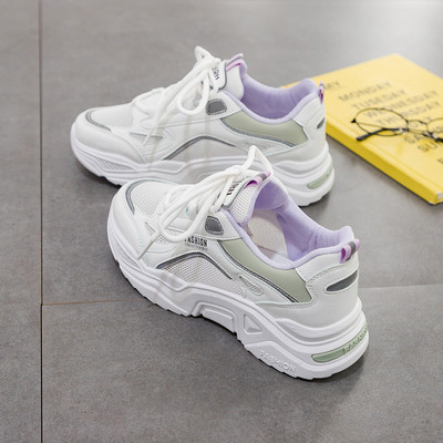 Ikdienas kedas ar raupju zoli un uzrakstu