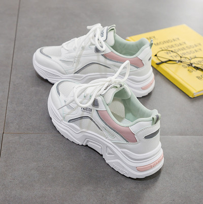 Ikdienas kedas ar raupju zoli un uzrakstu