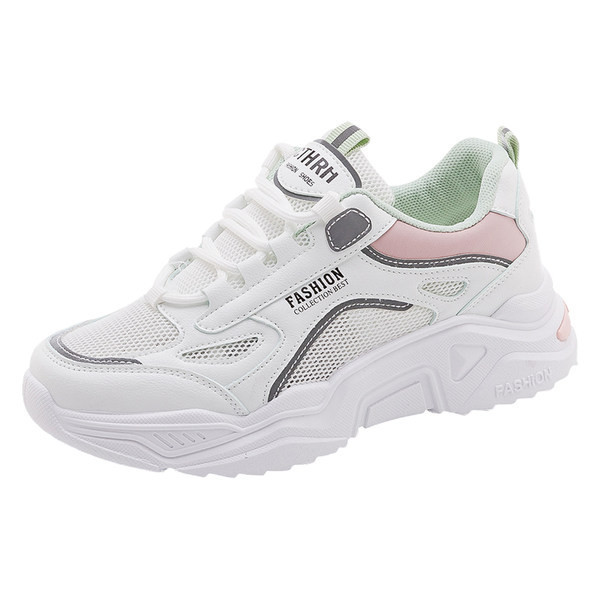 Ikdienas kedas ar raupju zoli un uzrakstu