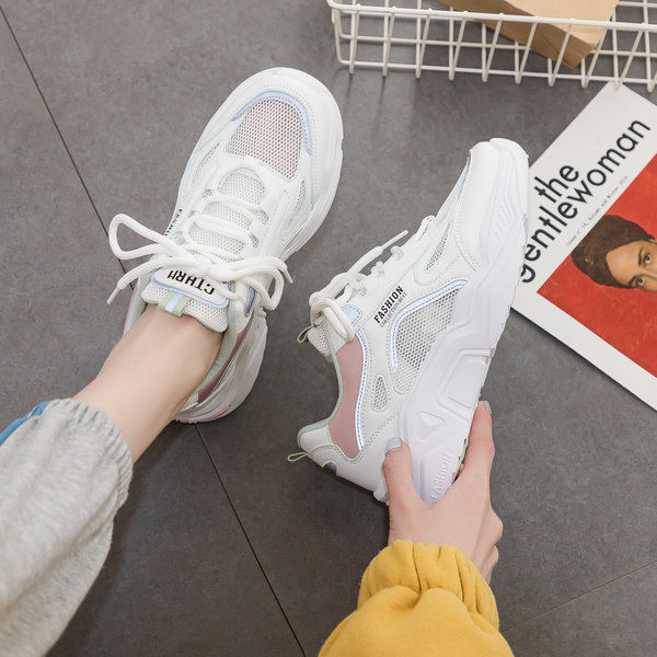 Ikdienas kedas ar raupju zoli un uzrakstu