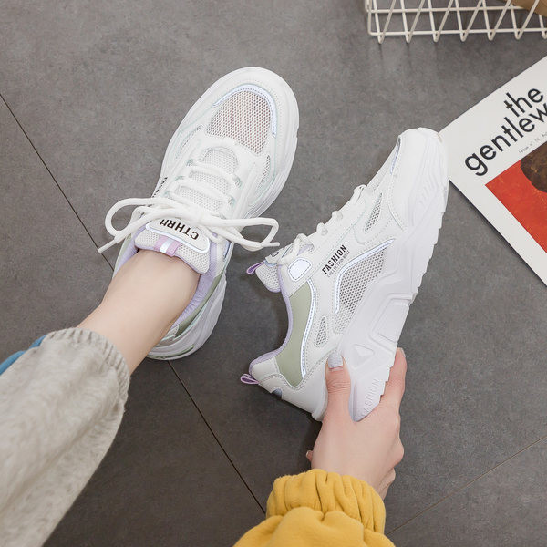 Ikdienas kedas ar raupju zoli un uzrakstu