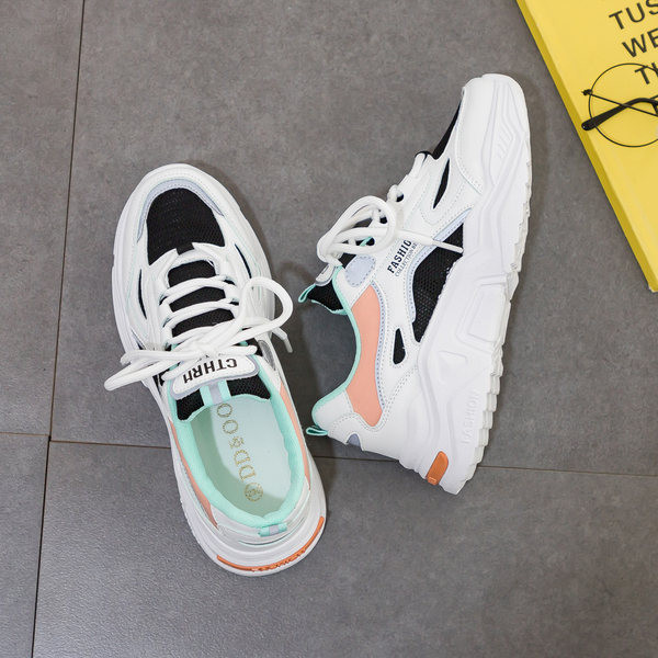 Ikdienas kedas ar raupju zoli un uzrakstu