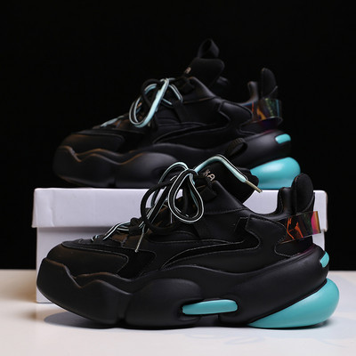 Kareda värvilise tallaga kevadiste tossude uus mudel